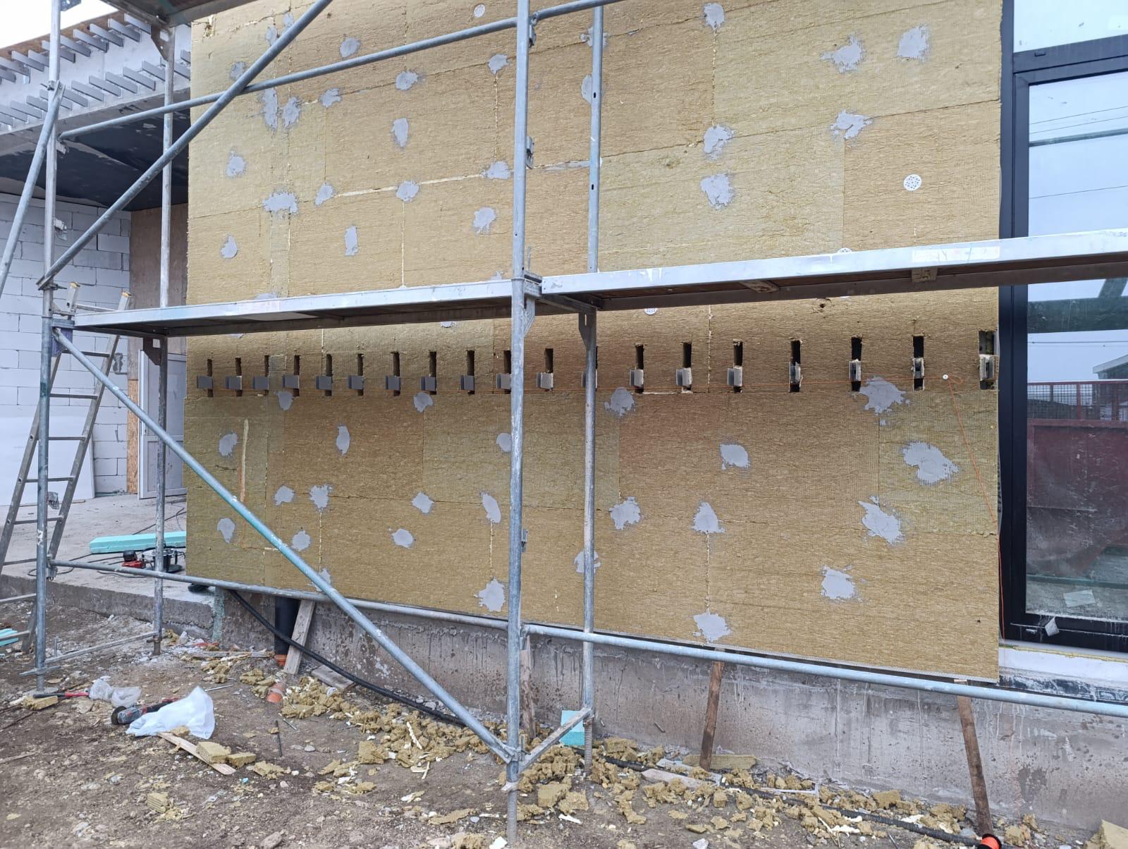 Executie fatada ventilata – santier gradinita Mercedes Sebes