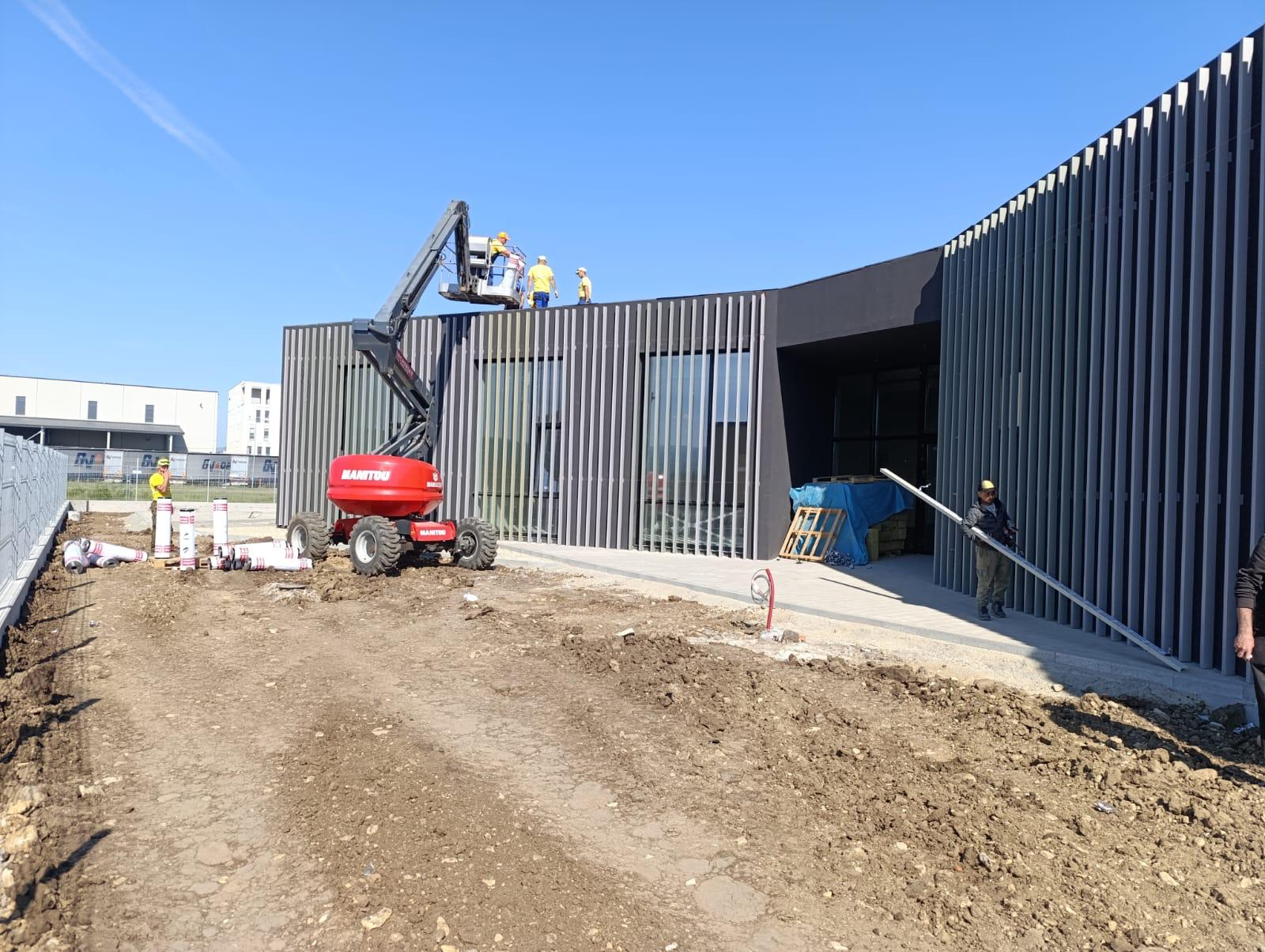 Santier gradinita Mercedes Sebes – fatade ventilate cu riflaj