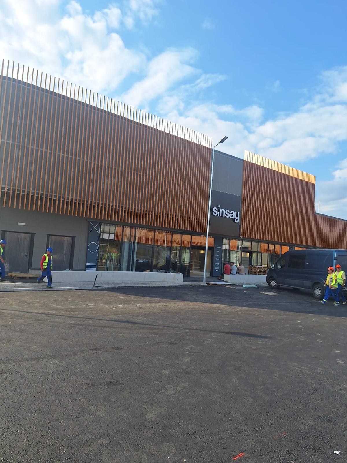 Fatada aluminiu cu riflaj exterior – Mall Cisnadie