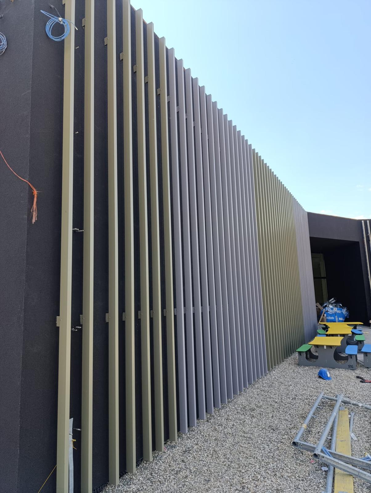 Fatada ventilata din aluminiu cu riflaj – Gradinita Mercedes Sebes Alba